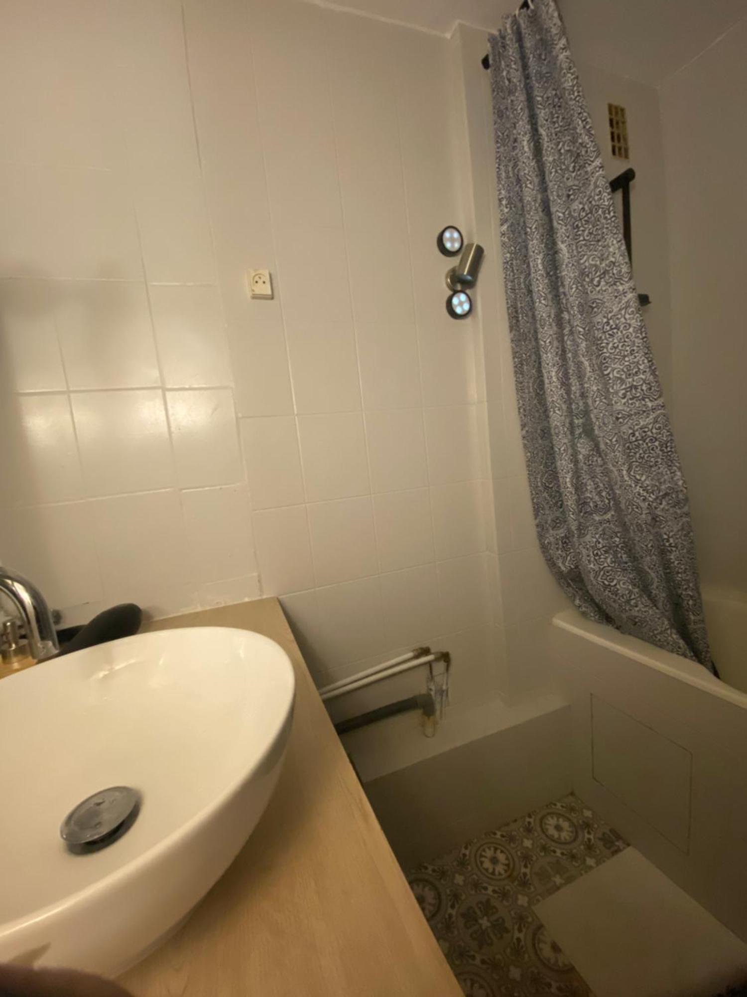 Bel Appartement Spacieux ,Convivial De 3 Chambres Avec Parking Prive Secure Caen Exterior photo